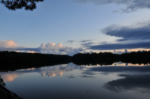 Pilvet ja pivien kuvat sinisessä vedessä
